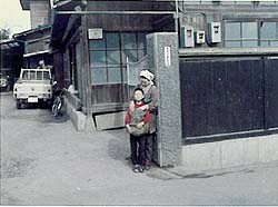 繭乾燥場入り口のカラー写真